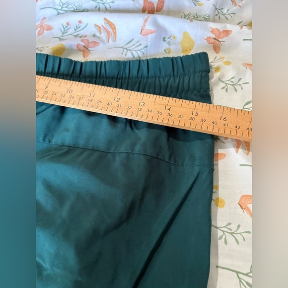 Lululemon spring break away shorts size 4 deep green - Picture 5 of 8